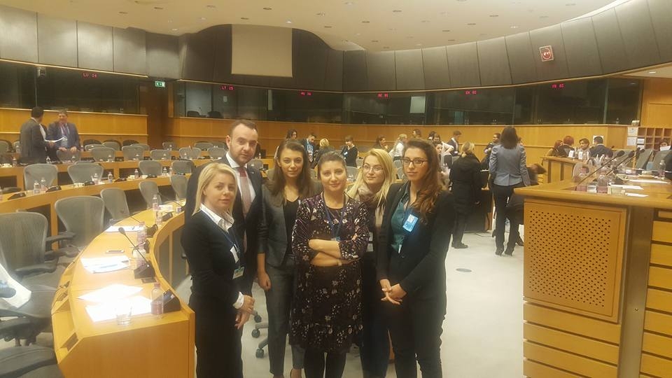 foto me organizatat rinore dhe parlamentaret e rinj te Parlamentit